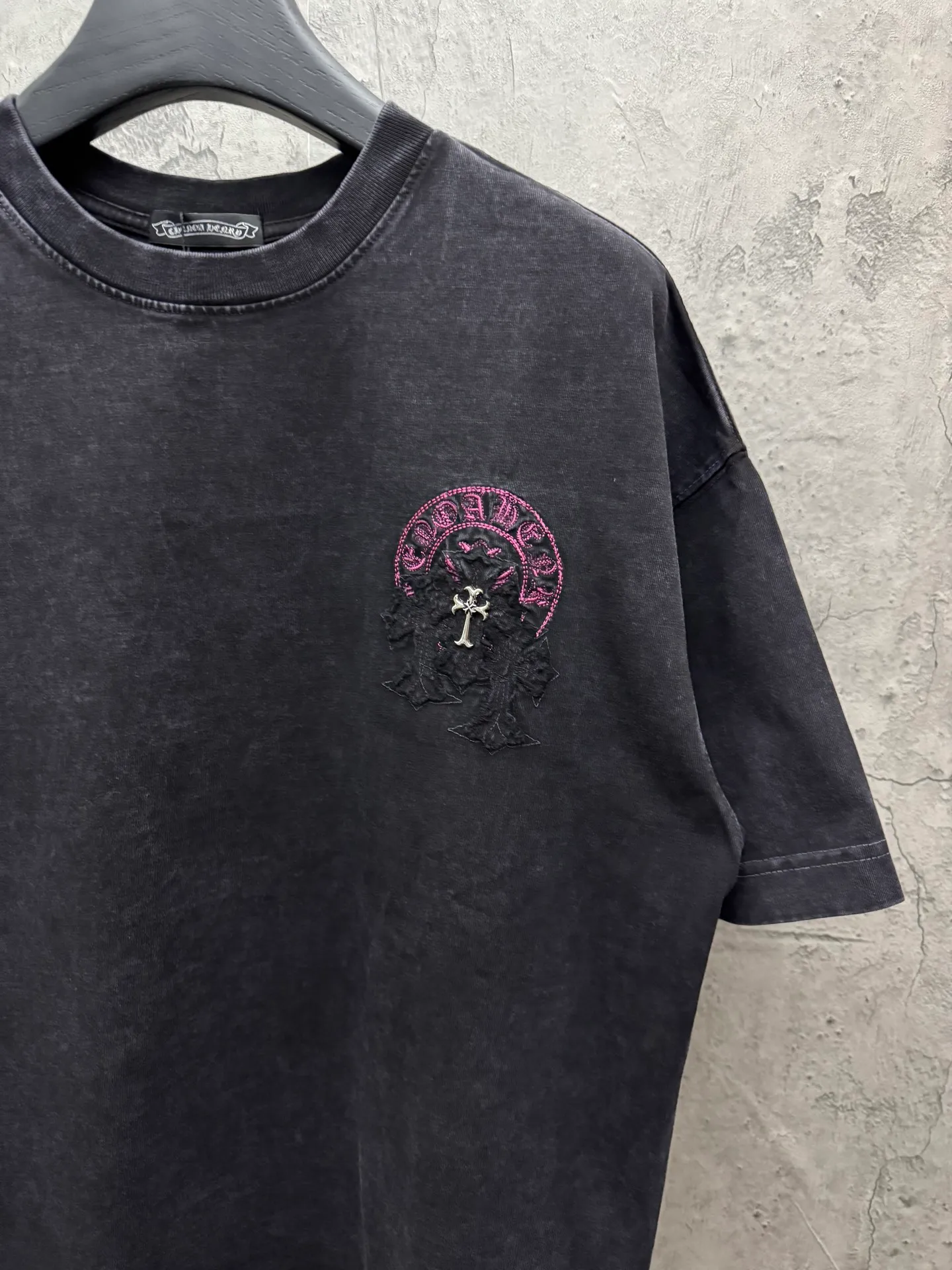 P240 top version, real shot without P, ​​different from market currency) 𝗖𝗵𝗿𝗼𝗺𝗲 𝗛𝗲𝗮𝗿𝘁𝘀/Croxin 2026 spring new original single counter American washed patch embroidered couple short sleeves 👑The highest version! Customized fabric 320 grams, washed and fried. Best-selling model at the counter. Very comfortable to wear. Accessories: Original molded and authenticated collar label➕100% silk wash label. Genuine purchase-grade original hangtag➕matching hanging rope➕3D hanging beads➕original packaging bag. Craftsmanship: The original version has consistent wiring! The highest version of the armhole matching technique! Color: Gray Black Size: S M L XL Style No.: 6616